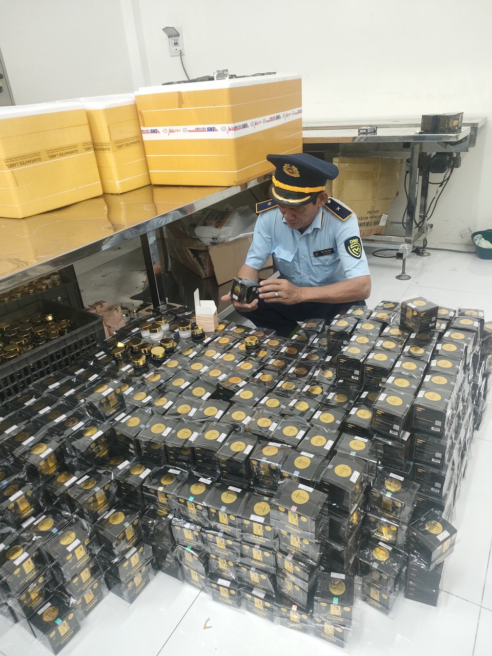 Bình Định: Gần 20.000 hộp mỹ phẩm có dấu hiệu giả mạo bị thu giữ